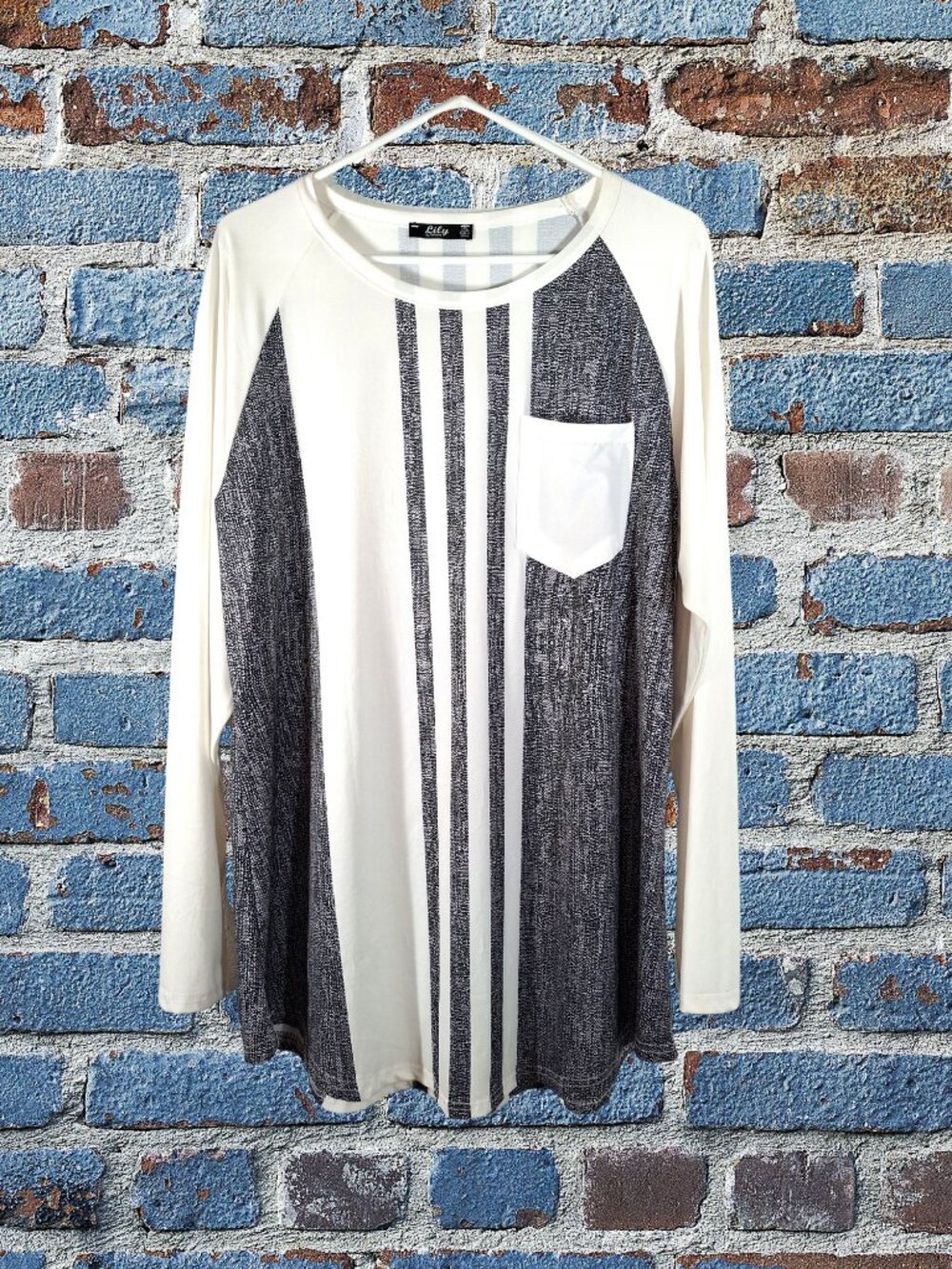 Lilly by Firmiana Ladies White and black toop Size 1XL Long Sleeve